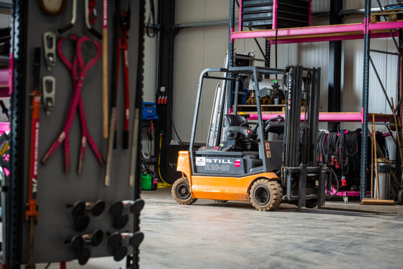 JHX Verhuur Ommen – verhuurbedrijf met gereedschappen en heftruck in magazijn